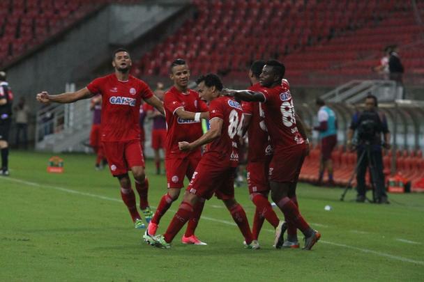 O Náutico recebeu o Juventude na Arena de Pernambuco, com apoio da torcida, que compareceu ao estádio para apoiar o time. O primeiro tempo de jogo foi marcado pelo equilíbrio. Diante disso, o Timbu se deu melhor porque aproveitou a chance que teve. Já no fim da etapa, Gilmar abriu o placar