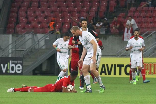 No segundo tempo, equilíbrio permaneceu, mas o Juventude chegou ao empate, com Wallacer. A bola desviou e enganou Tiago Cardoso, que nada pôde fazer