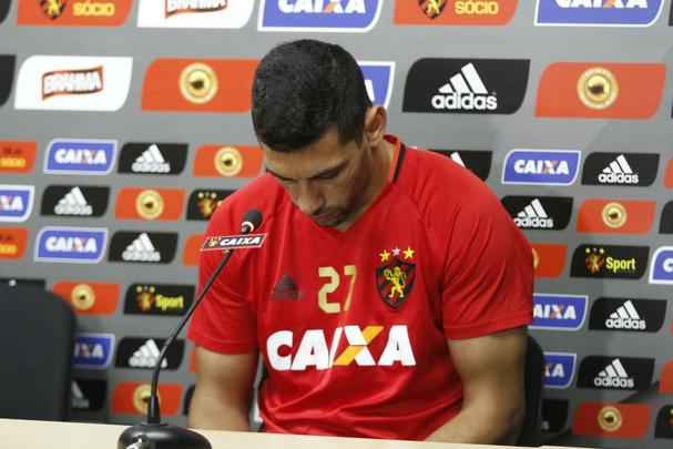 Diego entrou cabisbaixo e foi bem direto no incio do pronunciamento