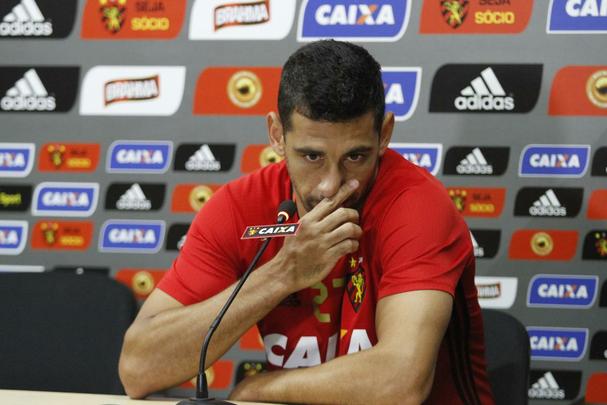 'No me senti protegido aqui dentro do clube em momento de dificuldade em funo do meu problema. Todos ns temos esse tipo de problema'