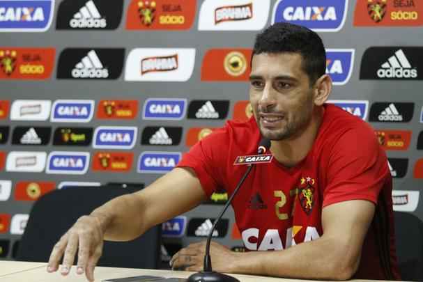 'Passaram alguns dias para resolver. Pessoas davam outros valores da negociao. A cabea do Diego j no era a mesma. Isso foi me enchendo o saco. Isso na cabea do atleta  uma m... Por isso, o atraso na definio'