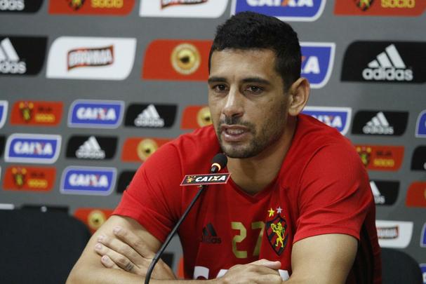 Diego ainda minimizou o assunto dinheiro: 'Quando sa do Fluminense (para vir ao Sport) deixei quase R$ 100 mil por ms. Se fosse mercenrio, tinha uma proposta da China e agora resolveria minha vida. No  o que estou procurando no momento'.