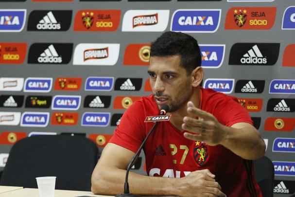 Diego ainda confirmou que a clusula que o Superesportes havia adiantado em primeira mo realmente existe: ''Uma clusula feita para uma futura sada era de 1,6 milhes de euros. Em momento algum, o Diego forou uma sada pelo valor. Em nenhum momento, o Diego forou para sair por isso'.