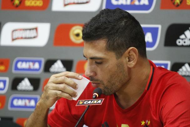 Diego se emocionou em alguns momentos e parou para se recompor