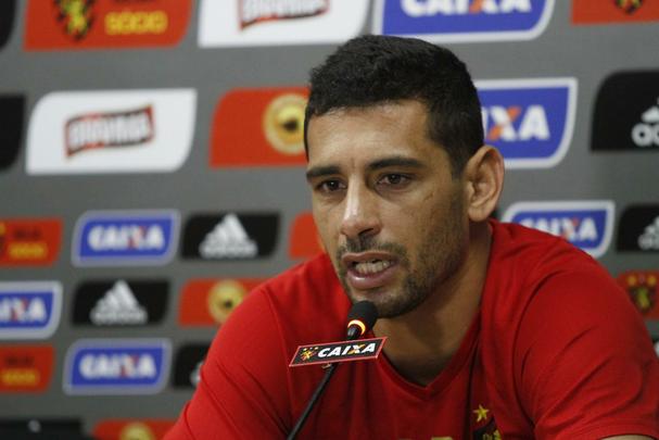 Alm de disparar contra a direo e contra a imprensa, Diego no poupou Edmundo, ex-atacante e atualmente comentarista do Fox Sports: 'Ele me encontrou na praia porque moro na praia. Por mais que tenha problemas pessoais, dei volta na praia para arejar a cabea. Encontrei Edmundo, sim. Normal. Me perguntou com risada se ia resolver minha situao. Disse: 'quem dera fosse'. No encontrei meu empresrio em momento algum. Estive com meu pai, amigos, com problema particular'.