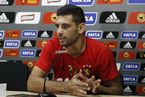 Apesar da mgoa, Diego pediu que isso no afetasse o time em momento algum: ''Quero que isso fique longe de campo. Bato no peito e tiro isso de letra'.