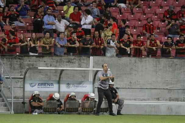 Leo decidiu a partida com dois gols de Andr e um de Diego Souza, que voltou ao time aps ficar quatro dias ausente 