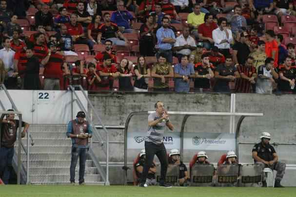 Leo decidiu a partida com dois gols de Andr e um de Diego Souza, que voltou ao time aps ficar quatro dias ausente 