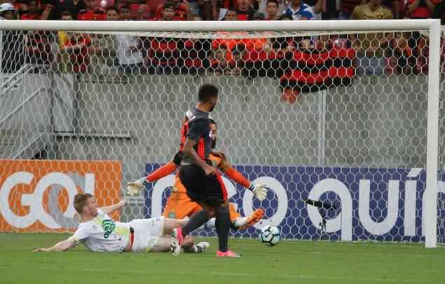 Leo decidiu a partida com dois gols de Andr e um de Diego Souza, que voltou ao time aps ficar quatro dias ausente 