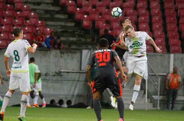 Leo decidiu a partida com dois gols de Andr e um de Diego Souza, que voltou ao time aps ficar quatro dias ausente 