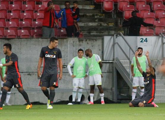 Leo decidiu a partida com dois gols de Andr e um de Diego Souza, que voltou ao time aps ficar quatro dias ausente 