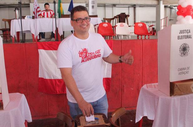 Após 366 sócios comparecerem no Náutico, Edno Melo foi aclamado presidente com 362 escolhas. Por ser candidato único, precisava apenas de um voto