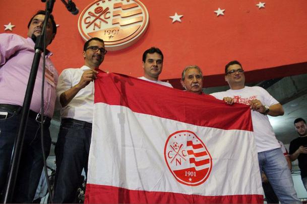 Após 366 sócios comparecerem no Náutico, Edno Melo foi aclamado presidente com 362 escolhas. Por ser candidato único, precisava apenas de um voto