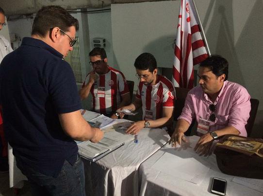 Após 366 sócios comparecerem no Náutico, Edno Melo foi aclamado presidente com 362 escolhas. Por ser candidato único, precisava apenas de um voto