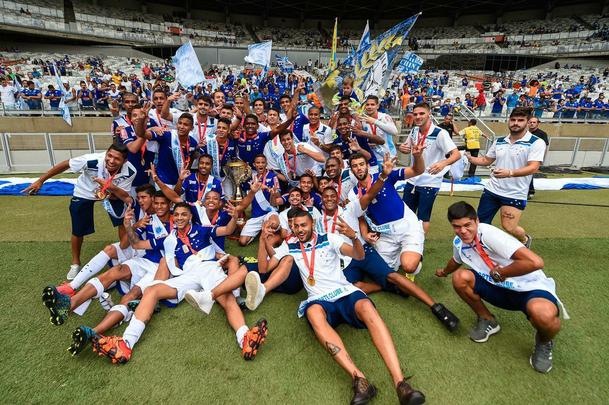 Erick acumula passagem pela base do Santos, foi campeo mineiro pelo sub-20 do Cruzeiro e destaque tambm do Timbu at chegar ao profissional