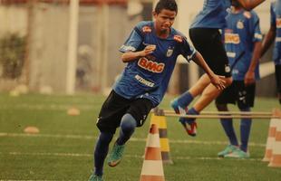 Erick acumula passagem pela base do Santos, foi campeo mineiro pelo sub-20 do Cruzeiro e destaque tambm do Timbu at chegar ao profissional