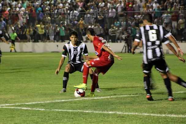 Erick acumula passagem pela base do Santos, foi campeo mineiro pelo sub-20 do Cruzeiro e destaque tambm do Timbu at chegar ao profissional