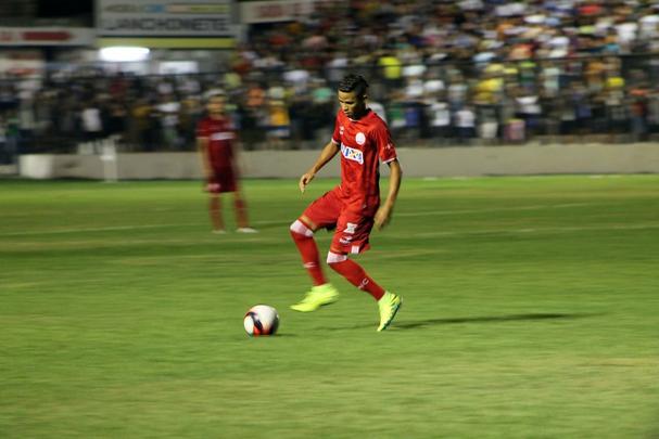Erick acumula passagem pela base do Santos, foi campeo mineiro pelo sub-20 do Cruzeiro e destaque tambm do Timbu at chegar ao profissional
