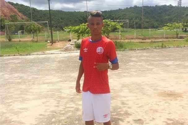 Erick acumula passagem pela base do Santos, foi campeo mineiro pelo sub-20 do Cruzeiro e destaque tambm do Timbu at chegar ao profissional