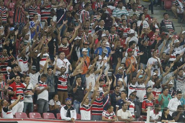 O Santa Cruz vinha de um empate, na mesma Arena de Pernambuco, com o Nutico. Agora, porm, o mando era do Tricolor, que tinha que tomar a iniciativa da partida. O Vila Nova acertou bem a marcao, impondo dificuldades para a Cobra Coral criar. Primeiro tempo teve leve domnio tricolor, mas terminou sem gols