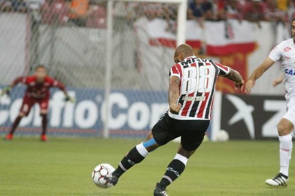 O Santa Cruz vinha de um empate, na mesma Arena de Pernambuco, com o Nutico. Agora, porm, o mando era do Tricolor, que tinha que tomar a iniciativa da partida. O Vila Nova acertou bem a marcao, impondo dificuldades para a Cobra Coral criar. Primeiro tempo teve leve domnio tricolor, mas terminou sem gols