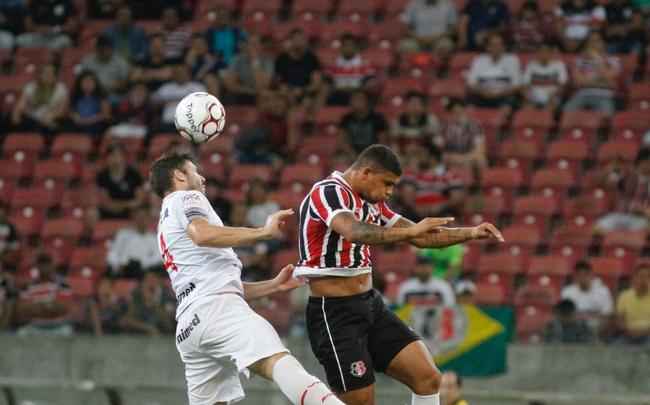 O Santa Cruz vinha de um empate, na mesma Arena de Pernambuco, com o Nutico. Agora, porm, o mando era do Tricolor, que tinha que tomar a iniciativa da partida. O Vila Nova acertou bem a marcao, impondo dificuldades para a Cobra Coral criar. Primeiro tempo teve leve domnio tricolor, mas terminou sem gols
