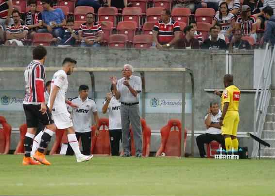 O Santa Cruz vinha de um empate, na mesma Arena de Pernambuco, com o Nutico. Agora, porm, o mando era do Tricolor, que tinha que tomar a iniciativa da partida. O Vila Nova acertou bem a marcao, impondo dificuldades para a Cobra Coral criar. Primeiro tempo teve leve domnio tricolor, mas terminou sem gols