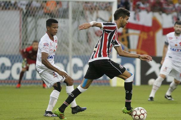 O Santa Cruz vinha de um empate, na mesma Arena de Pernambuco, com o Nutico. Agora, porm, o mando era do Tricolor, que tinha que tomar a iniciativa da partida. O Vila Nova acertou bem a marcao, impondo dificuldades para a Cobra Coral criar. Primeiro tempo teve leve domnio tricolor, mas terminou sem gols