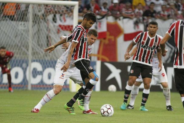 O Santa Cruz vinha de um empate, na mesma Arena de Pernambuco, com o Nutico. Agora, porm, o mando era do Tricolor, que tinha que tomar a iniciativa da partida. O Vila Nova acertou bem a marcao, impondo dificuldades para a Cobra Coral criar. Primeiro tempo teve leve domnio tricolor, mas terminou sem gols