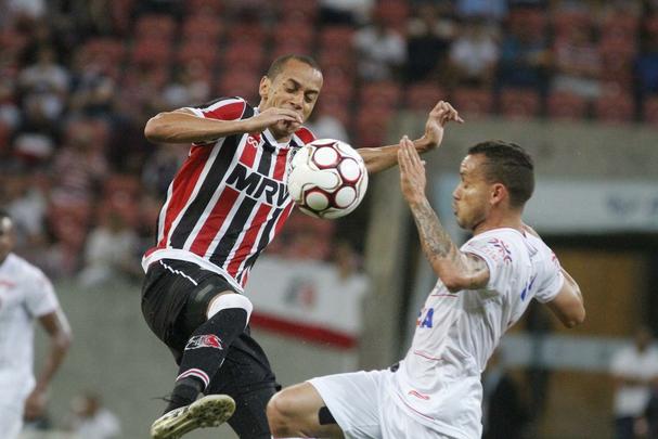 O Santa Cruz vinha de um empate, na mesma Arena de Pernambuco, com o Nutico. Agora, porm, o mando era do Tricolor, que tinha que tomar a iniciativa da partida. O Vila Nova acertou bem a marcao, impondo dificuldades para a Cobra Coral criar. Primeiro tempo teve leve domnio tricolor, mas terminou sem gols