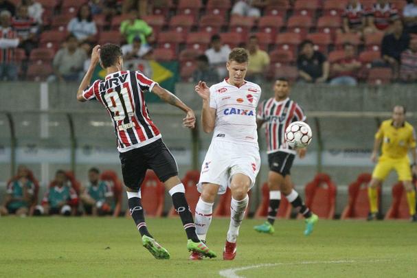 O Santa Cruz vinha de um empate, na mesma Arena de Pernambuco, com o Nutico. Agora, porm, o mando era do Tricolor, que tinha que tomar a iniciativa da partida. O Vila Nova acertou bem a marcao, impondo dificuldades para a Cobra Coral criar. Primeiro tempo teve leve domnio tricolor, mas terminou sem gols