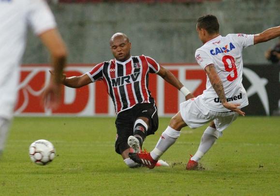 O Santa Cruz vinha de um empate, na mesma Arena de Pernambuco, com o Nutico. Agora, porm, o mando era do Tricolor, que tinha que tomar a iniciativa da partida. O Vila Nova acertou bem a marcao, impondo dificuldades para a Cobra Coral criar. Primeiro tempo teve leve domnio tricolor, mas terminou sem gols