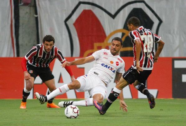 O Santa Cruz vinha de um empate, na mesma Arena de Pernambuco, com o Nutico. Agora, porm, o mando era do Tricolor, que tinha que tomar a iniciativa da partida. O Vila Nova acertou bem a marcao, impondo dificuldades para a Cobra Coral criar. Primeiro tempo teve leve domnio tricolor, mas terminou sem gols