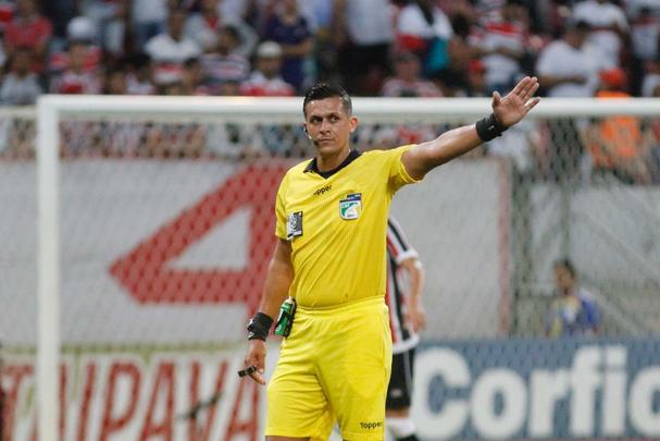 O Santa Cruz vinha de um empate, na mesma Arena de Pernambuco, com o Nutico. Agora, porm, o mando era do Tricolor, que tinha que tomar a iniciativa da partida. O Vila Nova acertou bem a marcao, impondo dificuldades para a Cobra Coral criar. Primeiro tempo teve leve domnio tricolor, mas terminou sem gols