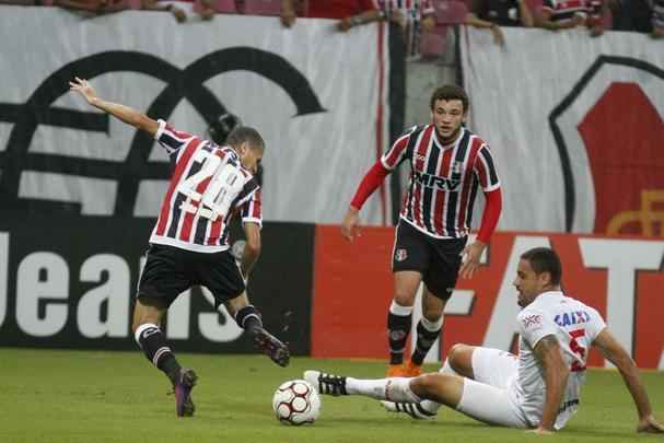 O Santa Cruz vinha de um empate, na mesma Arena de Pernambuco, com o Nutico. Agora, porm, o mando era do Tricolor, que tinha que tomar a iniciativa da partida. O Vila Nova acertou bem a marcao, impondo dificuldades para a Cobra Coral criar. Primeiro tempo teve leve domnio tricolor, mas terminou sem gols