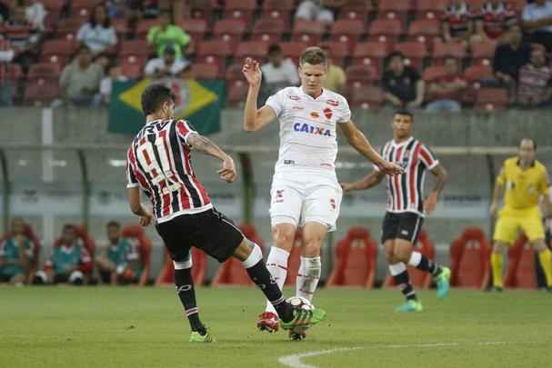 O Santa Cruz vinha de um empate, na mesma Arena de Pernambuco, com o Nutico. Agora, porm, o mando era do Tricolor, que tinha que tomar a iniciativa da partida. O Vila Nova acertou bem a marcao, impondo dificuldades para a Cobra Coral criar. Primeiro tempo teve leve domnio tricolor, mas terminou sem gols