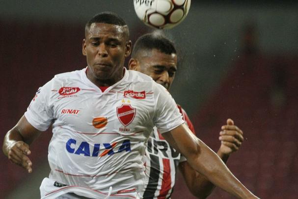 O Santa Cruz vinha de um empate, na mesma Arena de Pernambuco, com o Nutico. Agora, porm, o mando era do Tricolor, que tinha que tomar a iniciativa da partida. O Vila Nova acertou bem a marcao, impondo dificuldades para a Cobra Coral criar. Primeiro tempo teve leve domnio tricolor, mas terminou sem gols