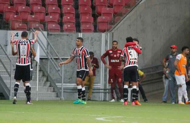 No segundo tempo, o Santa Cruz manteve o domnio da partida. O gol saiu logo no comeo da etapa, o que ajudou bastante tambm. Andr Lus, em grande jogada, marcou um golao. Na frente do placar, o Tricolor passou a valorizar a posse de bola. Halef Pitbull teve uma chance de ouro de marcar e deixar o jogo mais tranquilo, mas errou a finalizao