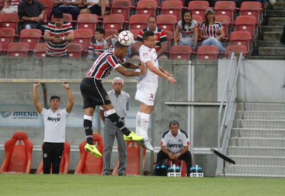 No segundo tempo, o Santa Cruz manteve o domnio da partida. O gol saiu logo no comeo da etapa, o que ajudou bastante tambm. Andr Lus, em grande jogada, marcou um golao. Na frente do placar, o Tricolor passou a valorizar a posse de bola. Halef Pitbull teve uma chance de ouro de marcar e deixar o jogo mais tranquilo, mas errou a finalizao