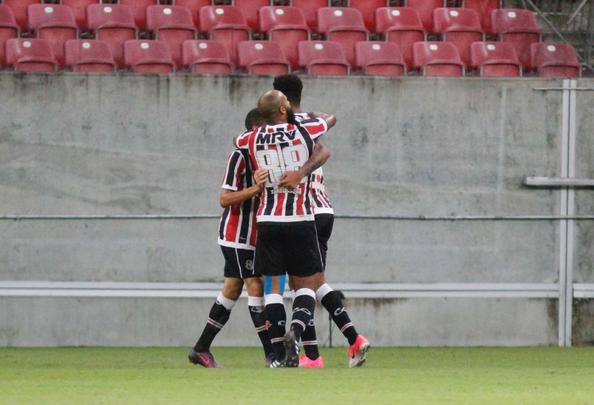 No segundo tempo, o Santa Cruz manteve o domnio da partida. O gol saiu logo no comeo da etapa, o que ajudou bastante tambm. Andr Lus, em grande jogada, marcou um golao. Na frente do placar, o Tricolor passou a valorizar a posse de bola. Halef Pitbull teve uma chance de ouro de marcar e deixar o jogo mais tranquilo, mas errou a finalizao