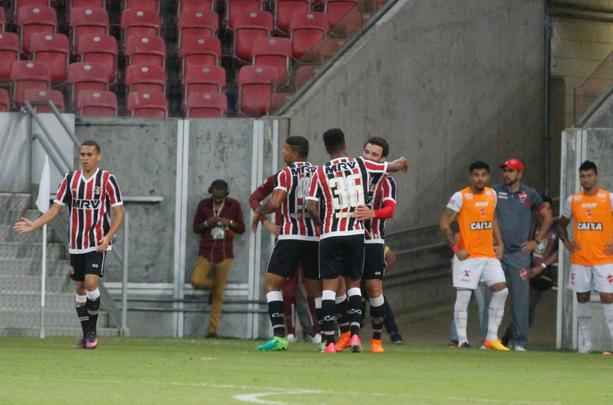 No segundo tempo, o Santa Cruz manteve o domnio da partida. O gol saiu logo no comeo da etapa, o que ajudou bastante tambm. Andr Lus, em grande jogada, marcou um golao. Na frente do placar, o Tricolor passou a valorizar a posse de bola. Halef Pitbull teve uma chance de ouro de marcar e deixar o jogo mais tranquilo, mas errou a finalizao