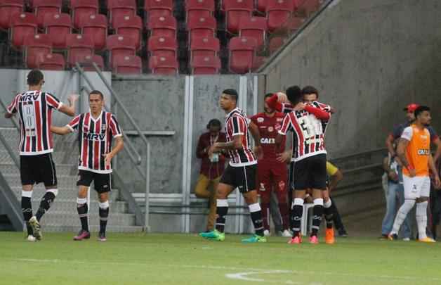 No segundo tempo, o Santa Cruz manteve o domnio da partida. O gol saiu logo no comeo da etapa, o que ajudou bastante tambm. Andr Lus, em grande jogada, marcou um golao. Na frente do placar, o Tricolor passou a valorizar a posse de bola. Halef Pitbull teve uma chance de ouro de marcar e deixar o jogo mais tranquilo, mas errou a finalizao