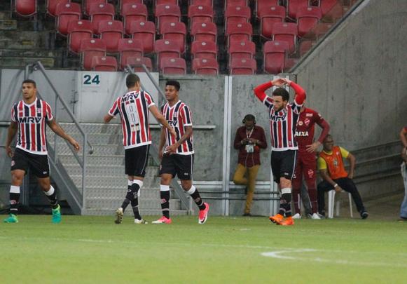 No segundo tempo, o Santa Cruz manteve o domnio da partida. O gol saiu logo no comeo da etapa, o que ajudou bastante tambm. Andr Lus, em grande jogada, marcou um golao. Na frente do placar, o Tricolor passou a valorizar a posse de bola. Halef Pitbull teve uma chance de ouro de marcar e deixar o jogo mais tranquilo, mas errou a finalizao