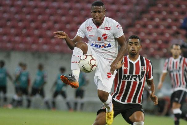 No segundo tempo, o Santa Cruz manteve o domnio da partida. O gol saiu logo no comeo da etapa, o que ajudou bastante tambm. Andr Lus, em grande jogada, marcou um golao. Na frente do placar, o Tricolor passou a valorizar a posse de bola. Halef Pitbull teve uma chance de ouro de marcar e deixar o jogo mais tranquilo, mas errou a finalizao