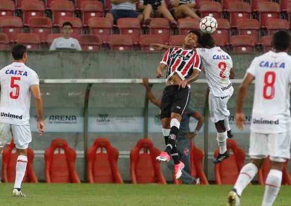 No segundo tempo, o Santa Cruz manteve o domnio da partida. O gol saiu logo no comeo da etapa, o que ajudou bastante tambm. Andr Lus, em grande jogada, marcou um golao. Na frente do placar, o Tricolor passou a valorizar a posse de bola. Halef Pitbull teve uma chance de ouro de marcar e deixar o jogo mais tranquilo, mas errou a finalizao
