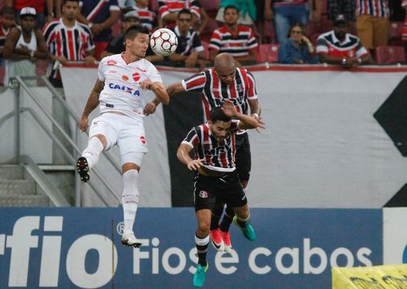 No segundo tempo, o Santa Cruz manteve o domnio da partida. O gol saiu logo no comeo da etapa, o que ajudou bastante tambm. Andr Lus, em grande jogada, marcou um golao. Na frente do placar, o Tricolor passou a valorizar a posse de bola. Halef Pitbull teve uma chance de ouro de marcar e deixar o jogo mais tranquilo, mas errou a finalizao