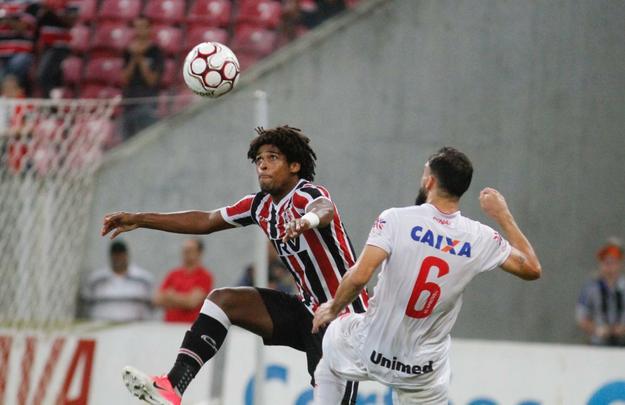 No segundo tempo, o Santa Cruz manteve o domnio da partida. O gol saiu logo no comeo da etapa, o que ajudou bastante tambm. Andr Lus, em grande jogada, marcou um golao. Na frente do placar, o Tricolor passou a valorizar a posse de bola. Halef Pitbull teve uma chance de ouro de marcar e deixar o jogo mais tranquilo, mas errou a finalizao