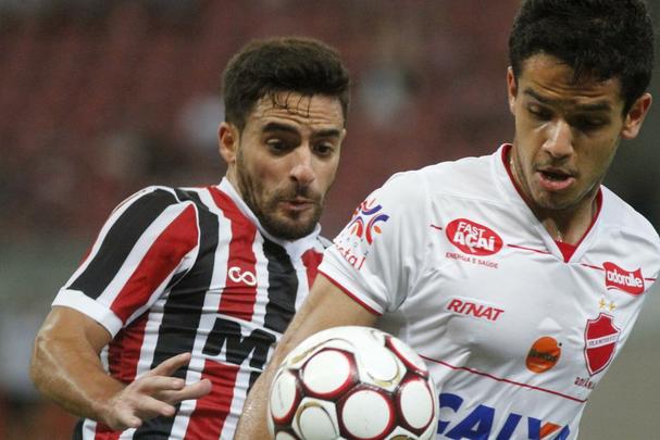 No segundo tempo, o Santa Cruz manteve o domnio da partida. O gol saiu logo no comeo da etapa, o que ajudou bastante tambm. Andr Lus, em grande jogada, marcou um golao. Na frente do placar, o Tricolor passou a valorizar a posse de bola. Halef Pitbull teve uma chance de ouro de marcar e deixar o jogo mais tranquilo, mas errou a finalizao