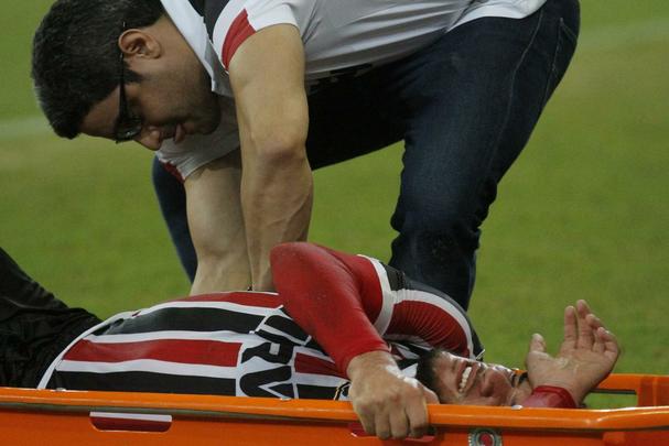 No segundo tempo, o Santa Cruz manteve o domnio da partida. O gol saiu logo no comeo da etapa, o que ajudou bastante tambm. Andr Lus, em grande jogada, marcou um golao. Na frente do placar, o Tricolor passou a valorizar a posse de bola. Halef Pitbull teve uma chance de ouro de marcar e deixar o jogo mais tranquilo, mas errou a finalizao