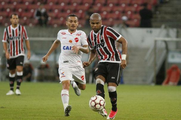 No segundo tempo, o Santa Cruz manteve o domnio da partida. O gol saiu logo no comeo da etapa, o que ajudou bastante tambm. Andr Lus, em grande jogada, marcou um golao. Na frente do placar, o Tricolor passou a valorizar a posse de bola. Halef Pitbull teve uma chance de ouro de marcar e deixar o jogo mais tranquilo, mas errou a finalizao